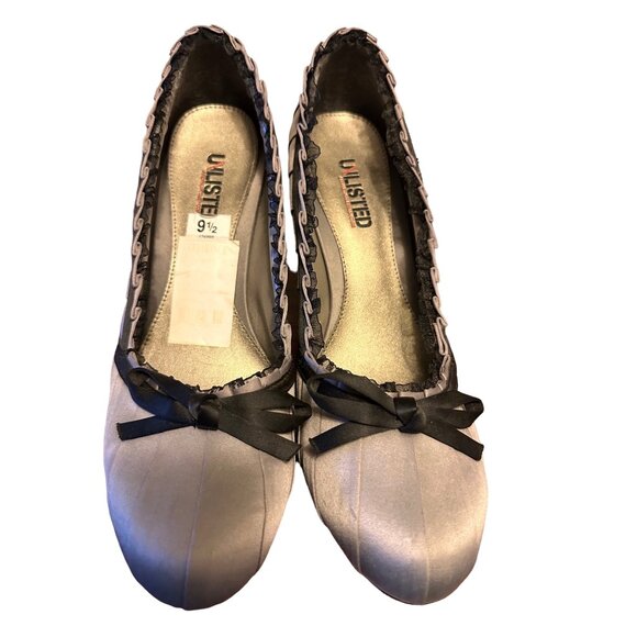 ๐ 2/$20 ๐ Silver Pewter Pleated Heels with Black Trim and Bows sz 9.5 - Picture 3 of 9